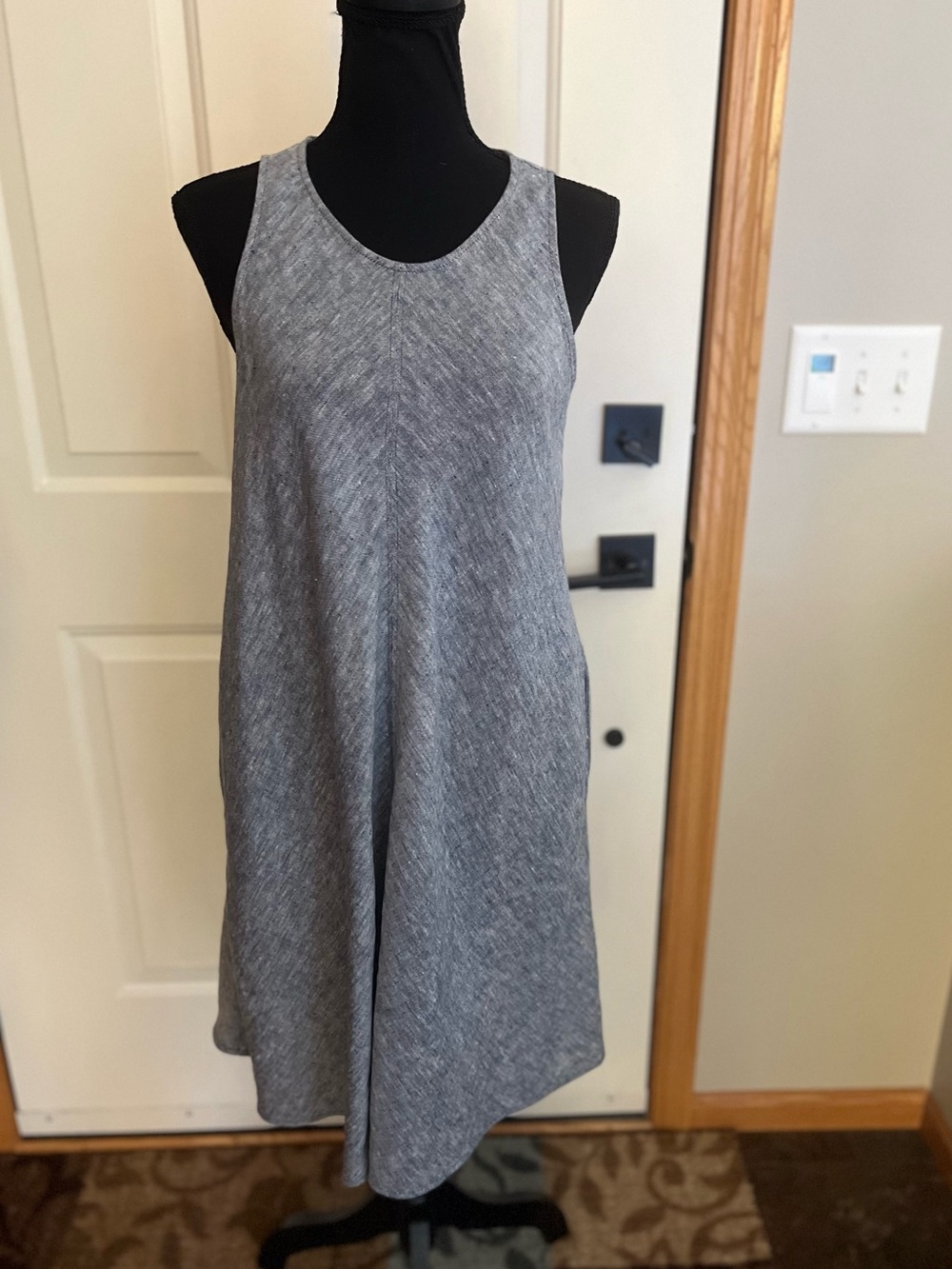 100% linen blue chambray sleeveless scoop neck lagenlook shift dress. Size small